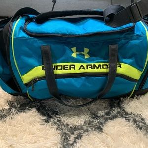 Blue under armour duffle bag. Lots of pockets!